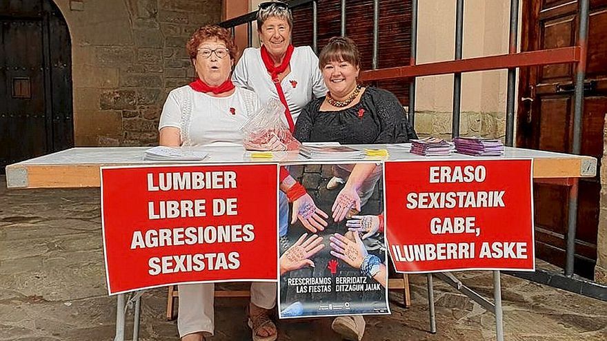 Puesto de información de la Mancomunidad con voluntarias.