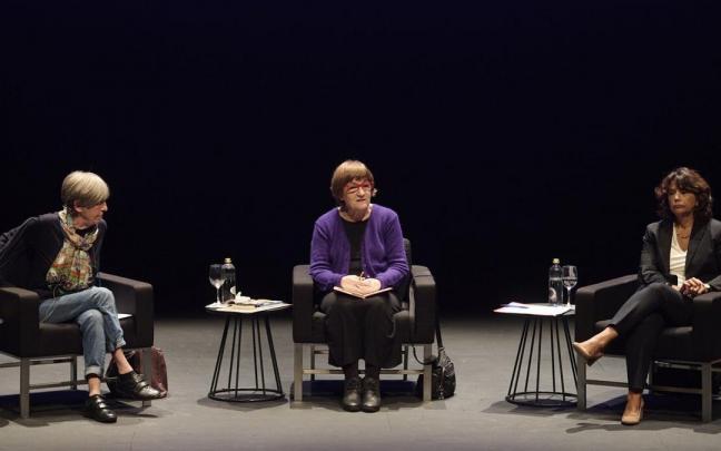De izquierda a derecha, la filósofa Adriana Cavarero, la moderadora Rosa Rius y la filósofa Donatella DiCesare, en el diálogo ‘Repensar la democracia’.