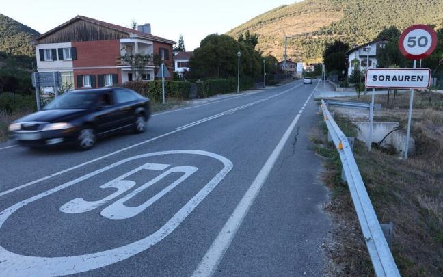 Un vehículo circula por la vía principal de Sorauren. Un vehículo circula por la vía principal de Sorauren.