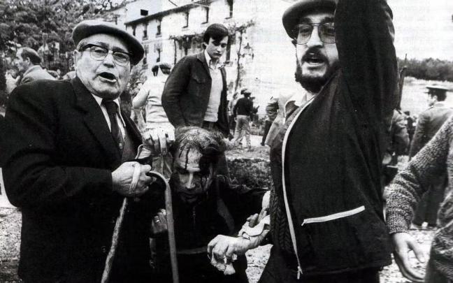 Ferrán Lucas, herido en el Monasterio de Irache enl 9 de mayo de 1976, es ayudado por dos carlistas Ferrán Lucas, herido en el Monasterio de Irache enl 9 de mayo de 1976, es ayudado por dos carlistas