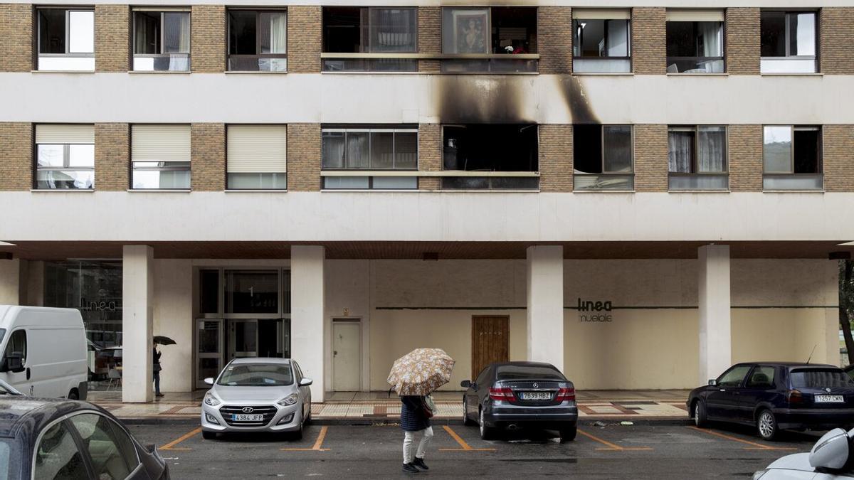 El piso afectado por el incendio, en la primera altura de la travesía Monasterio de Cilveti.