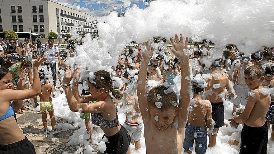 Los txikis de Mutilva, en la fiesta de la espuma en el paseo Ibaialde. | FOTO: UNAI BEROIZ