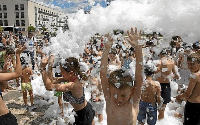 Los txikis de Mutilva, en la fiesta de la espuma en el paseo Ibaialde. | FOTO: UNAI BEROIZ