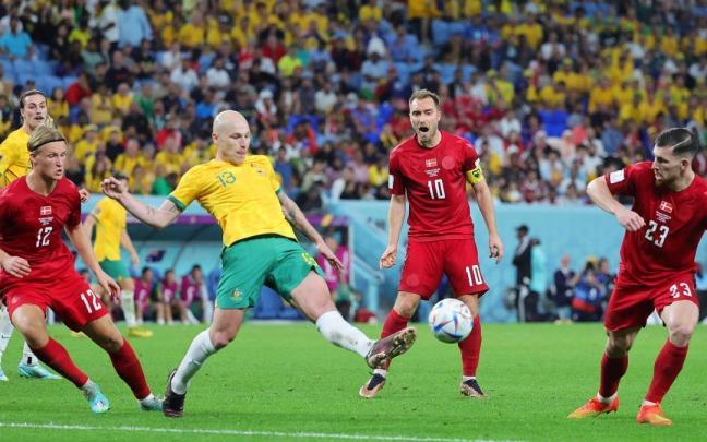 El australiano Aaron Mooy toca el balón en una acción del partido. El australiano Aaron Mooy toca el balón en una acción del partido.