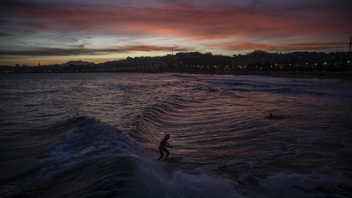 Una persona hace surf este jueves en la playa de Ondarreta de Donostia