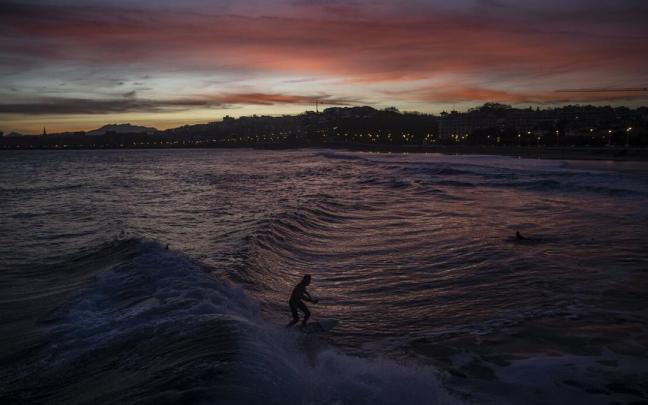 Una persona hace surf este jueves en la playa de Ondarreta de Donostia
