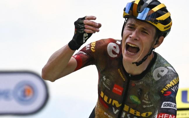 Vingegaard, euf&oacute;rico tras su victoria, es el nuevo l&iacute;der del Tour