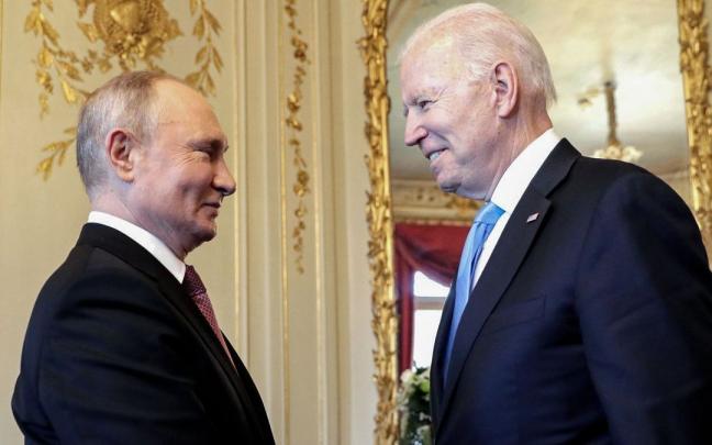 Los presidentes de Rusia, Vladimir Putin (izq.), y EEUU, Joe Biden (der.).