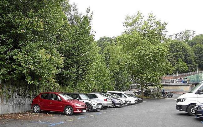 Parcela en la que se levantará el edificio de aparcamientos, junto a la subestación de Iberdrola.