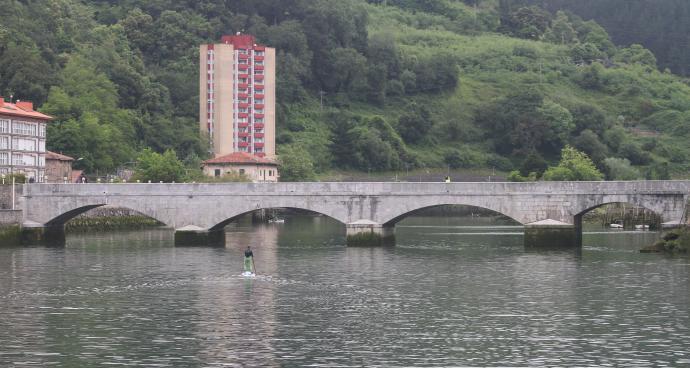 Los vecinos ya están recorriendo a pie el puente que une las dos riberas del río Deba