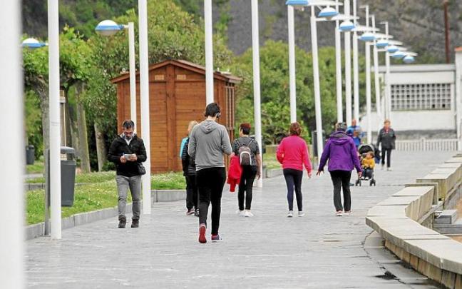 Varias personas caminan por el paseo de la playa, que se contempla remodelar en las cuentas del 2022.