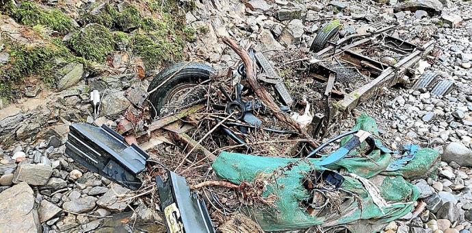 Restos del camión que hay en el cauce del río a la altura del polígono Ibaitarte. Foto: Eguzki