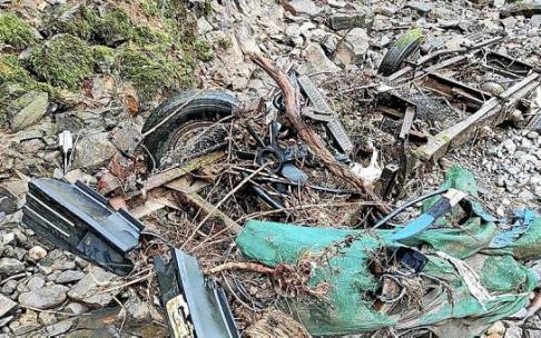 Restos del camión que hay en el cauce del río a la altura del polígono Ibaitarte. Foto: Eguzki