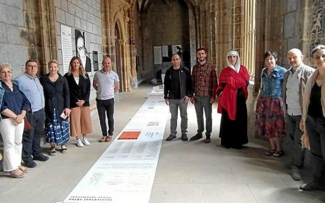 Asistentes a la inauguración de la muestra, el pasado jueves. Foto: N.G.