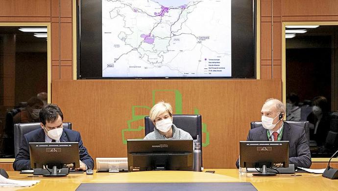 Representantes de Debegesa y las Cámaras de Gipuzkoa y Bilbao en el Parlamento Vasco. Foto: N.G.