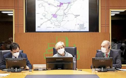 Representantes de Debegesa y las Cámaras de Gipuzkoa y Bilbao en el Parlamento Vasco. Foto: N.G.