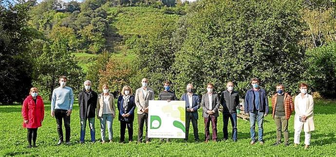 Representantes de la Diputación, Debegesa y los ayuntamientos en la presentación de ayer. Foto: N.G.