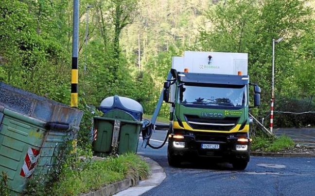 Un camión de la Mancomunidad recoge un contenedor. Foto: N.G.