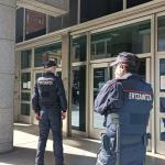 Agentes de la Ertzaintza frente a la Audiencia Provincial de Bizkaia