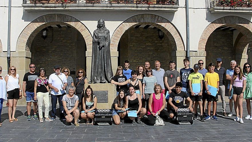 Alumnado, profesorado, familiares, representantes de los ayuntamientos de Aibar y de Lerga, con miembros de la organizaci&oacute;n del campus de Oibarko Soinujoleak.