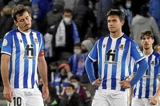 Los jugadores de la Real, cabizbajos durante el partido ante el Beits.