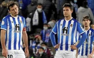 Los jugadores de la Real, cabizbajos durante el partido ante el Beits.