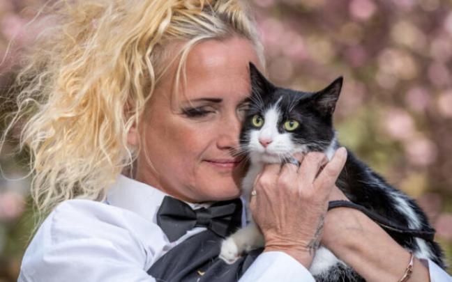 Deborah Hodge, con su gata 'India', en la boda. Deborah Hodge, con su gata 'India', en la boda.