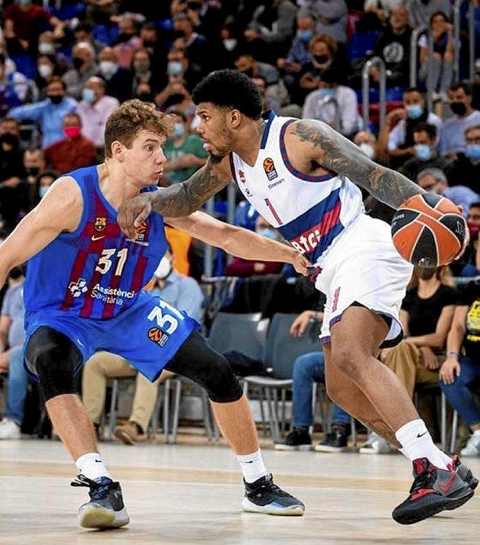 Peters se mide a Jokubaitis durante el encuentro de ayer. Foto: Baskonia