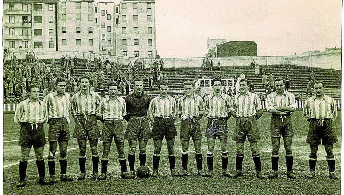 3 de diciembre de 1944. San Mamés. Arenas de Guecho-Alavés (2-1). Uno de los partidos en los que no marcó Arregui. De izda. a dcha.: Leoz, Méndez, Arregui, Galar, Soroa, Corral, Sobrón, 'Divino', 'Fede' Anda, Pepe Ubis y Pepe Mardones.