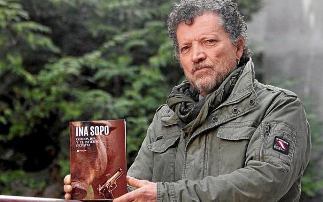 'Ina' Sopo posa con su primera novela en un txoko de Elgoibar.