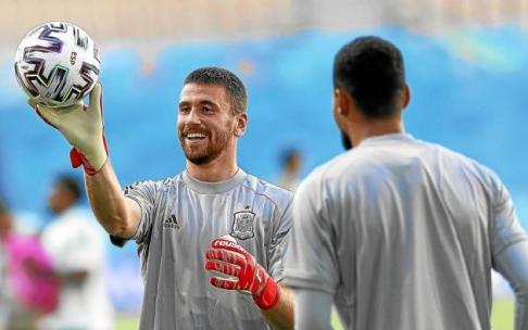 Unai Simón, que será titular en el estreno de España frente a Suecia, realiza ejercicios de calentamiento junto a Robert Sánchez. Foto: Efe