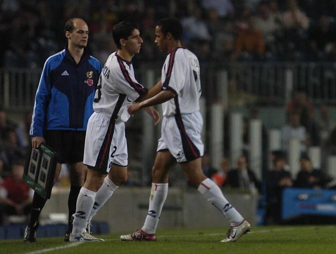 Raúl sale al campo en lugar de Valdo en su debut en Primera en el Camp Nou hace 17 años.