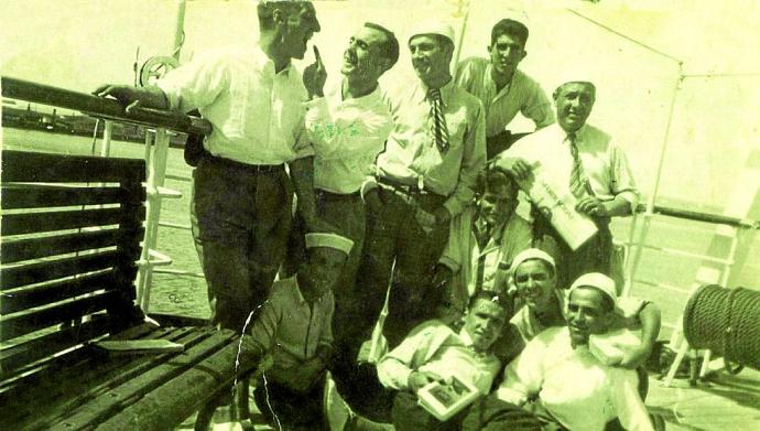 Parte de la expedición del Deportivo Alavés en el Barco Infanta Cristina, cruzando la Bahía de Cádiz rumbo a Canarias. De pie (izda. a dcha.): Ciriaco, Calero, Quincoces, Juan Ramón y Francisco Baonza (entrenador). Agachados (izda. a dcha.): Chomin Rey, H