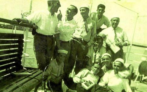 Parte de la expedición del Deportivo Alavés en el Barco Infanta Cristina, cruzando la Bahía de Cádiz rumbo a Canarias. De pie (izda. a dcha.): Ciriaco, Calero, Quincoces, Juan Ramón y Francisco Baonza (entrenador). Agachados (izda. a dcha.): Chomin Rey, H Parte de la expedición del Deportivo Alavés en el Barco Infanta Cristina, cruzando la Bahía de Cádiz rumbo a Canarias. De pie (izda. a dcha.): Ciriaco, Calero, Quincoces, Juan Ramón y Francisco Baonza (entrenador). Agachados (izda. a dcha.): Chomin Rey, H