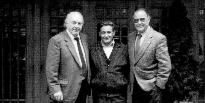 A raíz de su marcaje, 'Primi' y Alfredo Di Stéfano se hicieron muy amigos. De izda. a dcha.: Alfredo Di Stéfano, 'Primi' y Antonio Ruiz (ex jugador del Real Madrid). Foto: Archivo familia Ruiz Bujanda