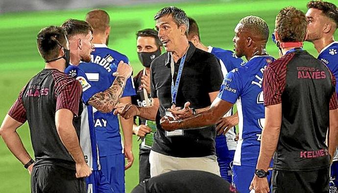 10 de julio de 2020. Juan Ramón López Muñiz en una pausa para hidratación, da órdenes a los jugadores albiazules en el Real Madrid-Deportivo Alavés (2-0). Fotografía: Archivo DNA