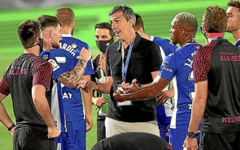 10 de julio de 2020. Juan Ramón López Muñiz en una pausa para hidratación, da órdenes a los jugadores albiazules en el Real Madrid-Deportivo Alavés (2-0). Fotografía: Archivo DNA