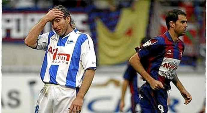 19 de junio de 2004. Campo de Ipurua. Eibar-Deportivo Alavés (1-2). Martín Palermo juega ý marca su último partido y su último gol con el Deportivo Alavés. A su lado el posterior jugador albiazul Gaizka Garitano.