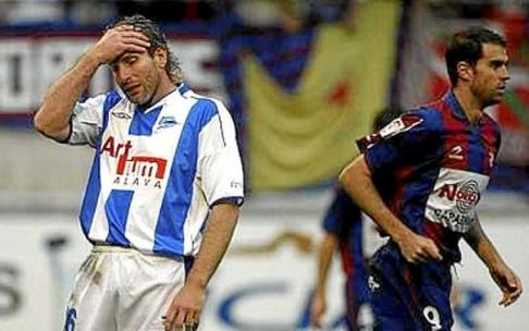 19 de junio de 2004. Campo de Ipurua. Eibar-Deportivo Alavés (1-2). Martín Palermo juega ý marca su último partido y su último gol con el Deportivo Alavés. A su lado el posterior jugador albiazul Gaizka Garitano. 19 de junio de 2004. Campo de Ipurua. Eibar-Deportivo Alavés (1-2). Martín Palermo juega ý marca su último partido y su último gol con el Deportivo Alavés. A su lado el posterior jugador albiazul Gaizka Garitano.
