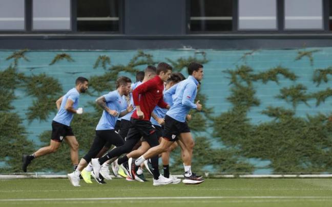 Julen Agirrezabala realiza ejercicios de recuperación junto a varios de los titulares en Elche. Julen Agirrezabala realiza ejercicios de recuperación junto a varios de los titulares en Elche.