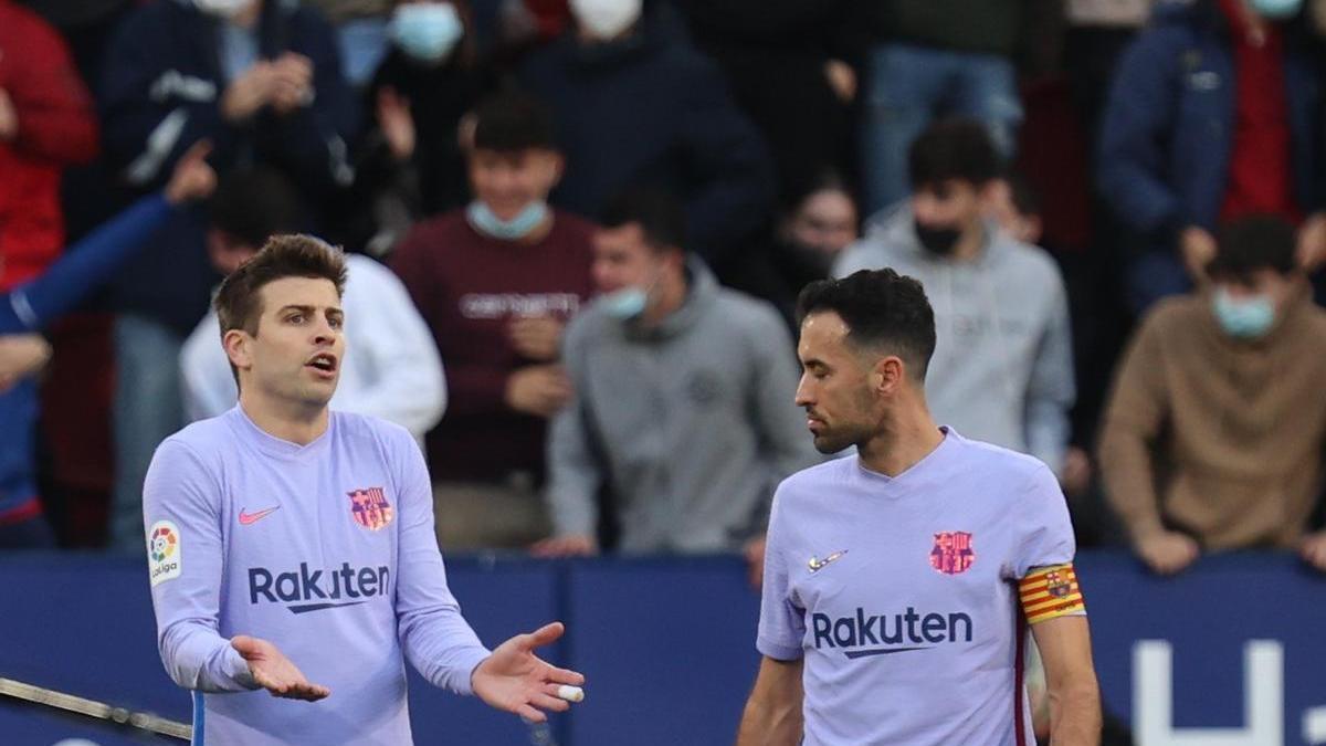 Gerard Piqué, en un partido en El Sadar, hablando con Busquets.