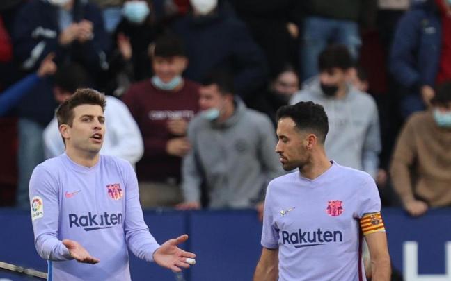 Gerard Piqué, en un partido en El Sadar, hablando con Busquets.