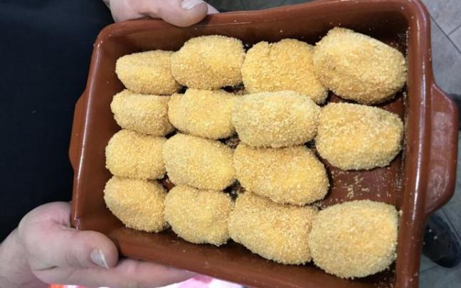 Unas croquetas, listas para ser fritas.