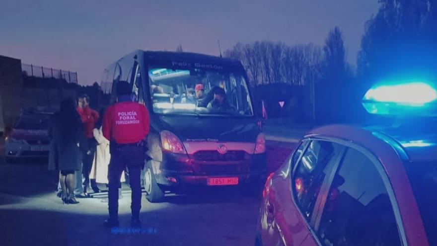 Agentes de la Policía Foral toman declaración a los pasajeros del minibus en el que se produjo la agresión.