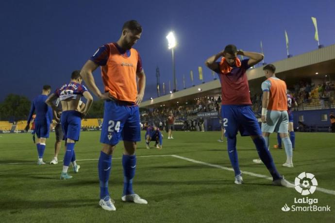 Glauder y Burgos, cabizbajos, al término del partido en Alcorcón