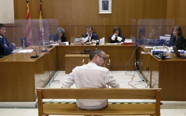 El exguitarrista de Decibelios, durante el juicio. El exguitarrista de Decibelios, durante el juicio.