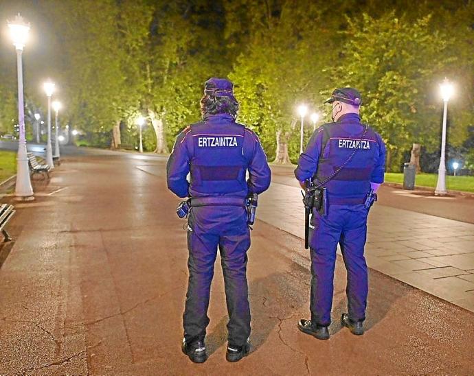 Agentes de la Ertzaintza vigilando el Parque de Doña Casilda anoche. Foto: Oskar González