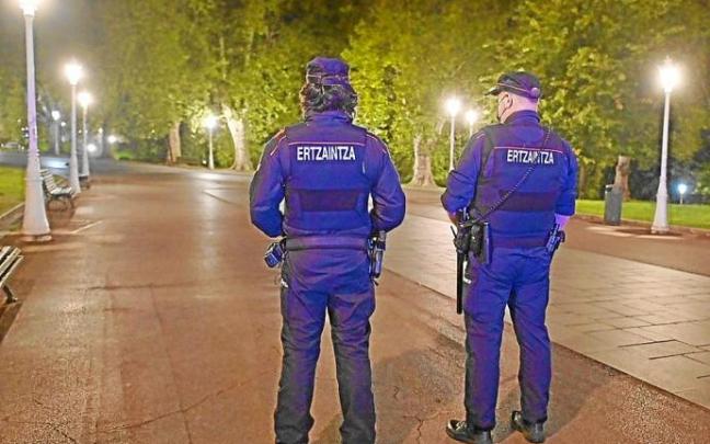 Agentes de la Ertzaintza vigilando el Parque de Doña Casilda anoche. Foto: Oskar González Agentes de la Ertzaintza vigilando el Parque de Doña Casilda anoche. Foto: Oskar González