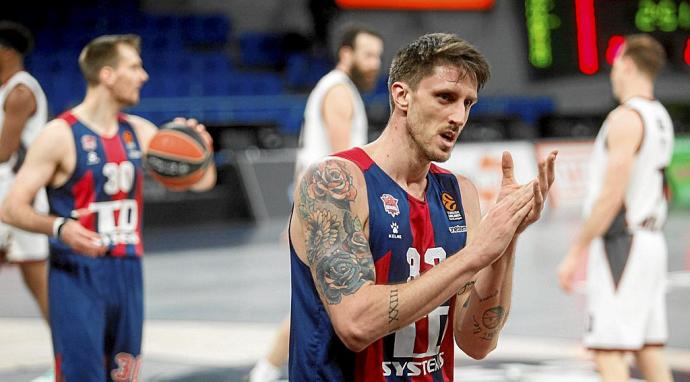 Polonara anima a sus compañeros durante un partido de la pasada temporada en Euroliga contra el Olympiacos griego.