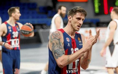 Polonara anima a sus compañeros durante un partido de la pasada temporada en Euroliga contra el Olympiacos griego.